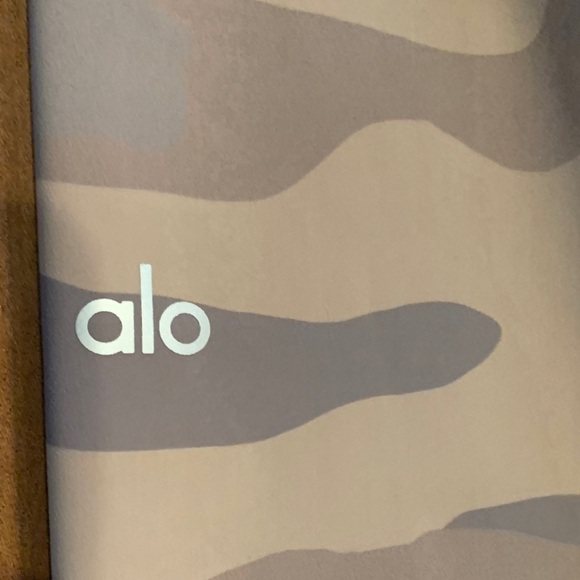 Alo ladies High-Waist Leggings - Gray Camo small - Picture 4 of 4